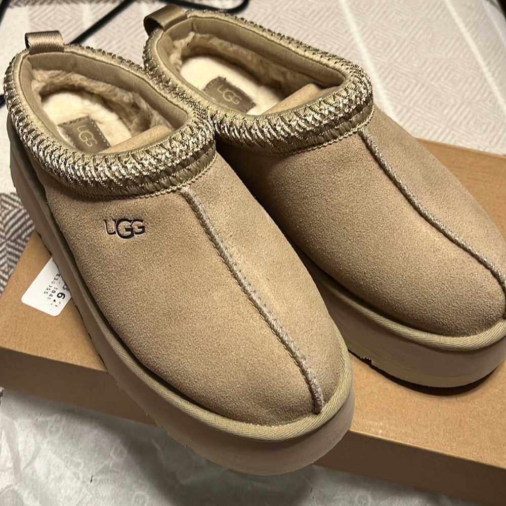 ⭐️AUTHENTIC⭐️. UGG Tazz in Mustard Seed. Size 8.